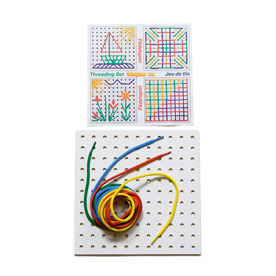 11×11の計121個の穴があいた木質ボードに、４色のひもを通して、模様を作ります。表（白い面）に思い通りの線を描けるよう、考えながらひもを通します。「編む」に繋がる遊びとして定評があります。